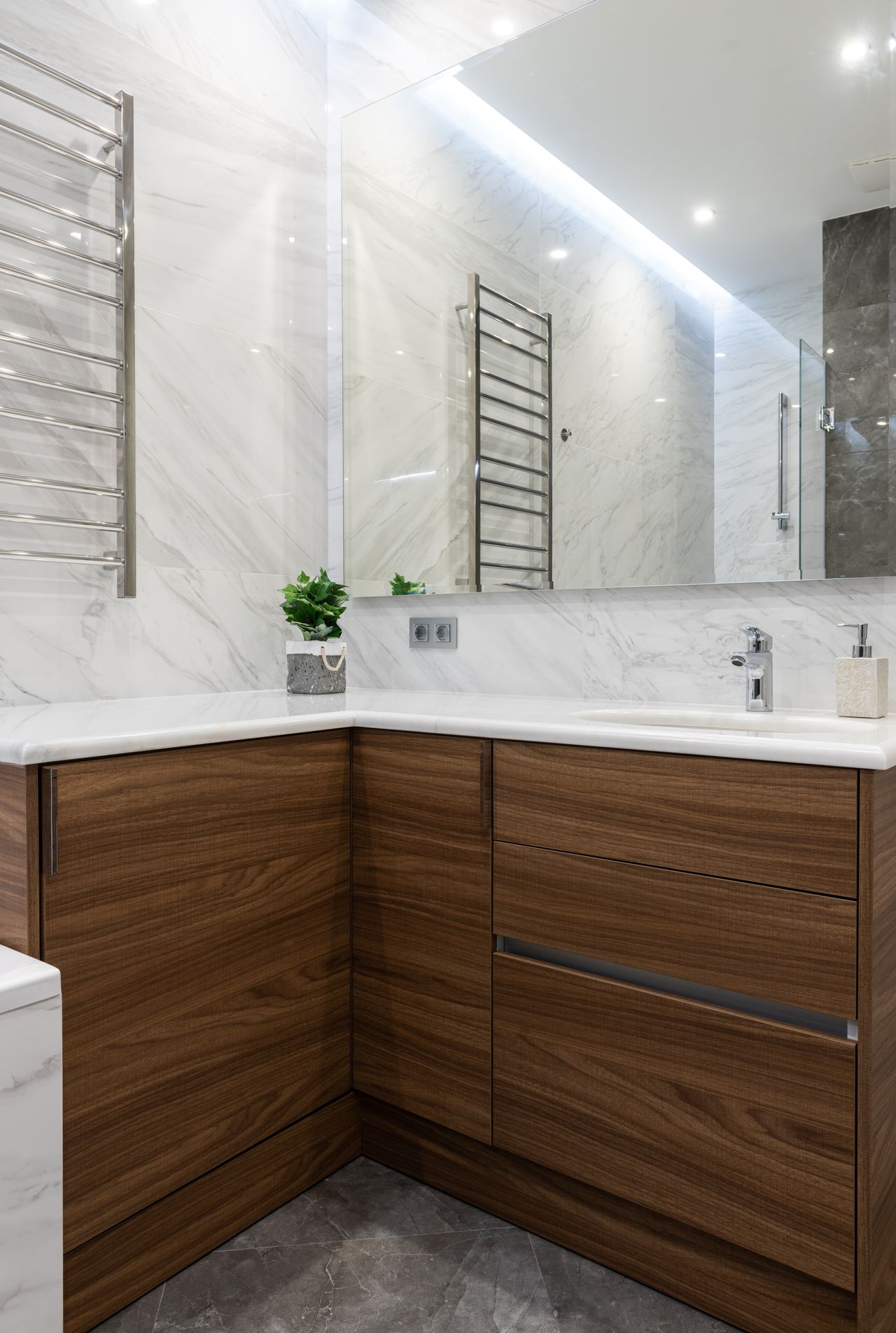 Medicine Cabinet vs. Mirror: Which is Right For Your Bathroom?